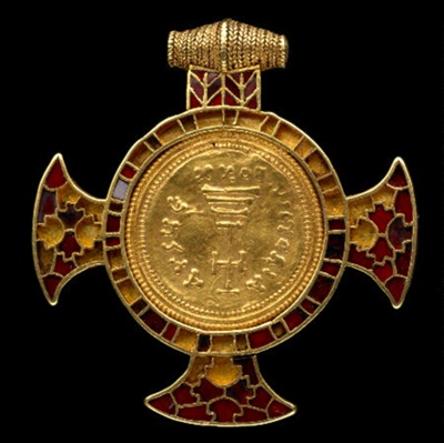 Gold and garnet cross found at Wilton, Norfolk, <a href="https://www.britishmuseum.org/collection/object/H_1859-0512-1"target=_blank">The British Museum, 1859,0512.1</a>; Mid 7th century; EXH9: 1859,0512.1