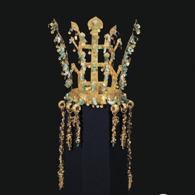 Gold Crown from Cheonmachong, <a href="https://www.heritage.go.kr/heri/cul/culSelectDetail.do;jsessionid=2giPo1mF8amMuRJ0Jk1IzylOK8hcmV00mai0TR5EaZeX3F9KzpkBktukHtYl4og1.cpawas2_servlet_engine1?VdkVgwKey=11,01880000,37&pageNo=1_1_1_0"target="_blank">Gyeongju National Museum: 1978.12.07</a>; 5th-6th c.; EXH117: 1978.12.07, Korea NT 188