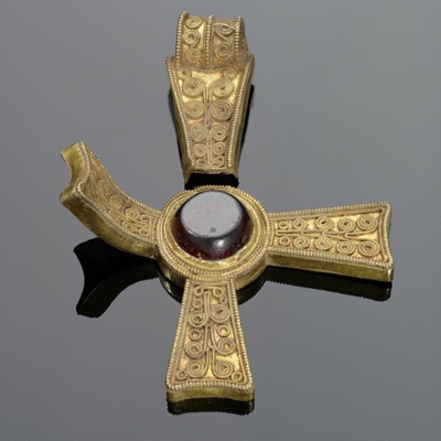 Staffordshire hoard pectoral cross, <a href="https://www.staffordshirehoard.org.uk/explore-the-hoard/religion#1"target="_blank">Potteries Museum and Art Gallery, Stoke-on-Trent, Hoard 588</a>; 7th century; EXH69: Hoard 588