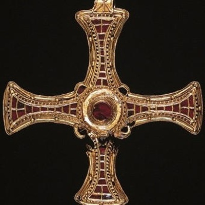 Cuthbert's pectoral cross, <a href="https://www.durhamcathedral.co.uk/heritage/collections/st-cuthbert-treasures"target="_blank">Durham Cathedral</a>; 640–670; EXH10: Durham Cathedral