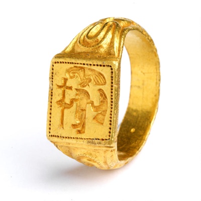 Gold ring of bird-headed god with cross, <a href="https://saffronwaldenmuseum.swmuseumsoc.org.uk/discover/archaeology/"target="_blank">Saffron Walden Museum, 2014.1</a>; 580–650; EXH39: 2014.1