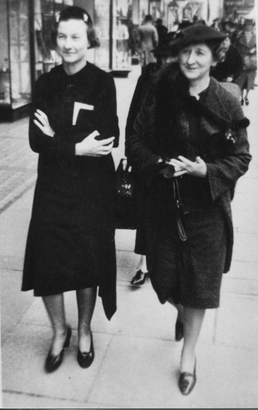 Ursula Haywood & Molly Bowen; 1940 ca; P02688 | eHive