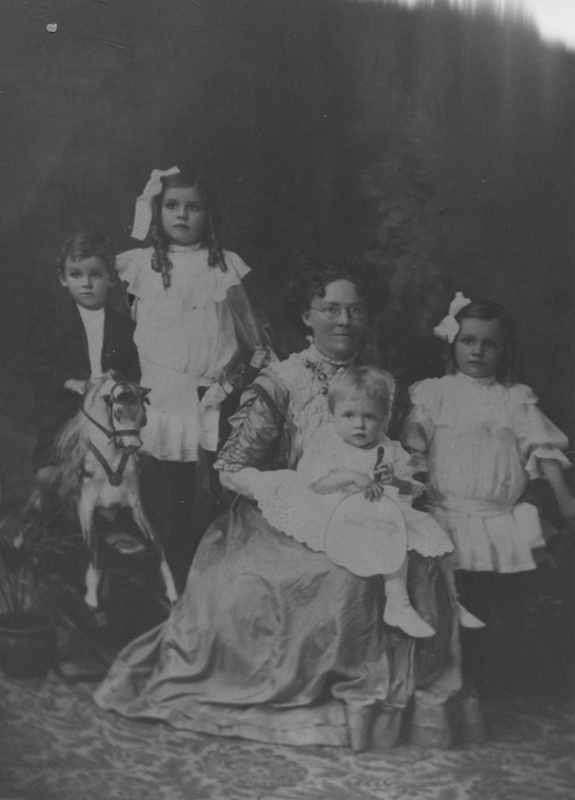 Mrs Fred Jones & family, Belair; Unknown; P02927 eHive