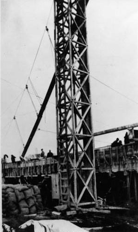 M17 ca 1920 Pile driver, building Selwyn River bridge, NgNo 283-929 ...