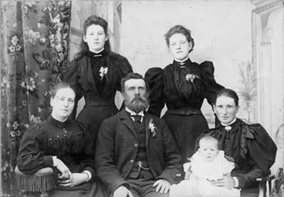 P1 1880-90 Gibson family,Tilly, Jeannie; a friend, Sam, Mrs Mary ...