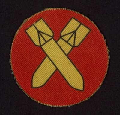 Cloth insignia (repro) x 3- two yellow crossed bombs on red circle background - Home Guard bomb disposal; 56205 Cloth insignia (repro) x 3- two yellow crossed bombs on red circle background - Home Guard bomb disposal; 56205