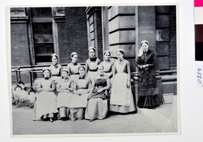 Miss S.E. Wardroper and Nurses outside St. Thomas' Hospital; 0219