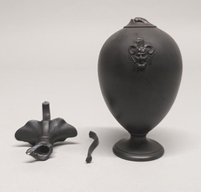 Black Vase; Wedgwood (active 1759-present); BIKGM.1830b