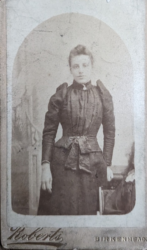 Photograph Portrait of Woman ; Roberts, James; BIKGM.5822