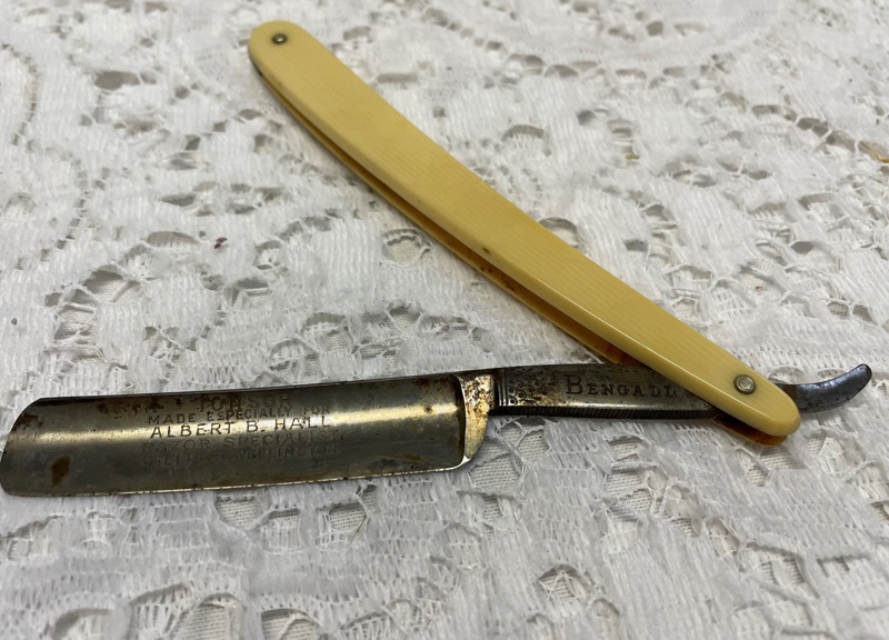 Bengall Cut Throat Razor ; T R. Cadman & Sons; 2022.0228 on NZ Museums