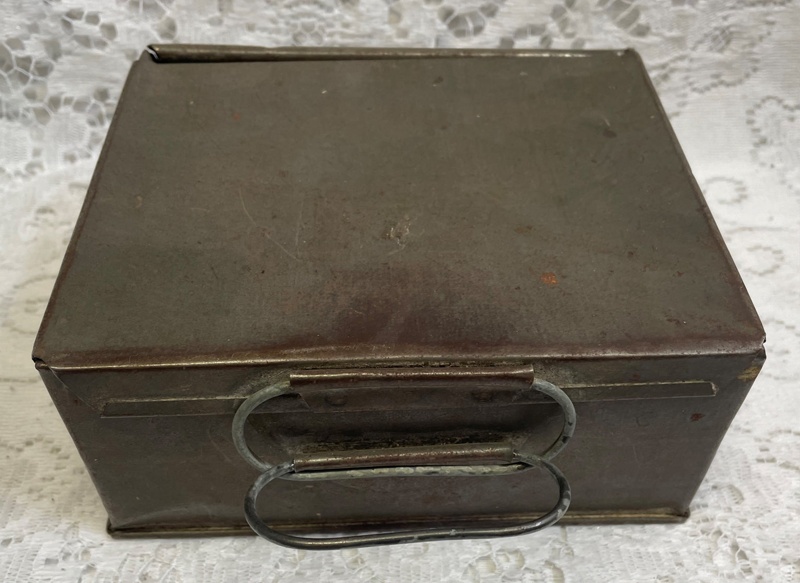 Tin Lunch Box 2022 0287 EHive tin-lunch-box-2022-0287-ehive