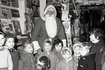 fht.2026.108  santa claus with castlehill and high church children at stuart's toy shop at no 30 high street, in december 1963.