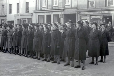 fht.2026.103  queen elizabeth ii proclamation at the mercat cross, saturday 9th february 1952, with ra singer's shop (no 91 high street) and dg munro's (no 89)