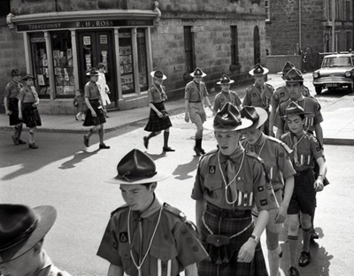 fht.2026.109  scouts on parade, 1963, turning at warden's buildings (128 to 140 high street) to go into st laurence church.