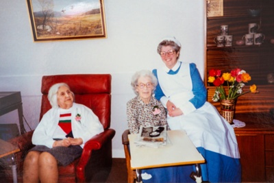Photograph, Leanchoil Hospital staff and residents; 1992; LT.2002.1.23