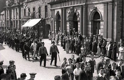 fht.2026.99  parade passing the town hall, no 49 high street,  in 1939