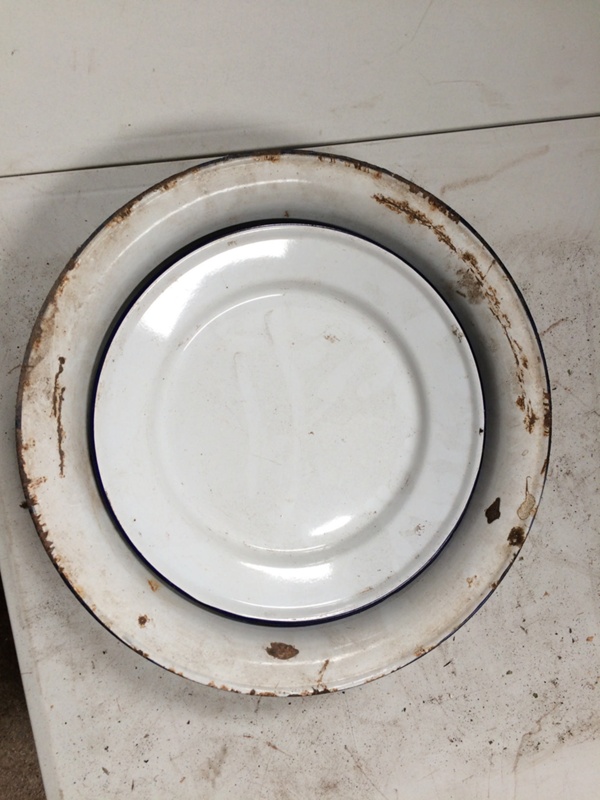 1 large and 1 small enamelled metal plate and 1 enamelled metal bowl QR