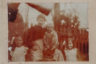 Photograph, cottage and family group at Tomnavoun, Cabrach; 1900s; CT.2022.02.06