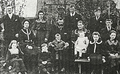 Copy of photograph, McConachie family, Broomknowes; 1906; CT.2022.13.05