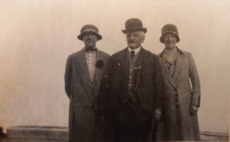 Kchl KCHL 1920s Trio Close Up; 1920s; 13136 | eHive