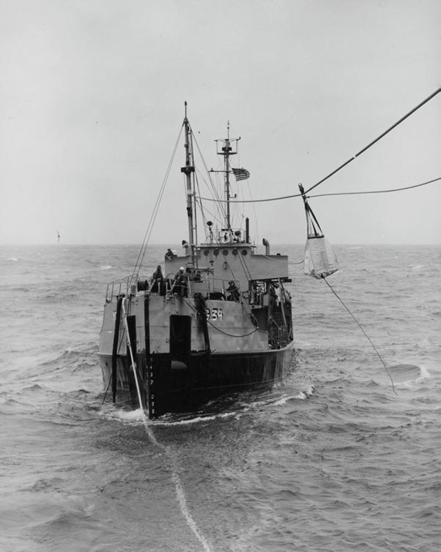 Naval. US Yard Oiler 34, YOG 34, Transferring goods between vessels by means of Breeches Buoy. At Sea. New Zealand.