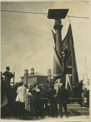 Unveiling WW1 Memorial ; MF9.6b | eHive