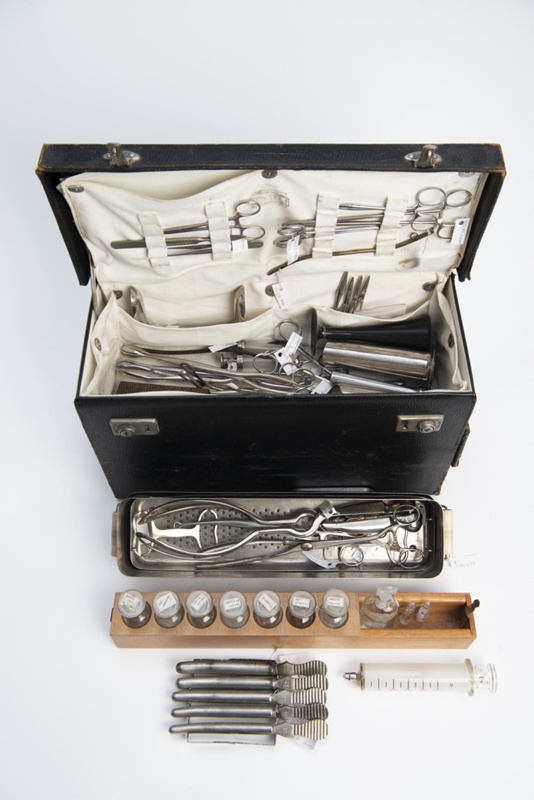 Doctor's home birth kit