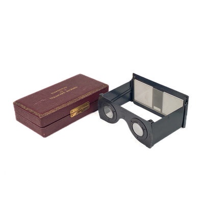 Foldable Stereoscope 'Stéréoscope pliant, dans un riche écrin en maroquin, avec fermoir'; Richard, Jules; c. 1910; M-SH095