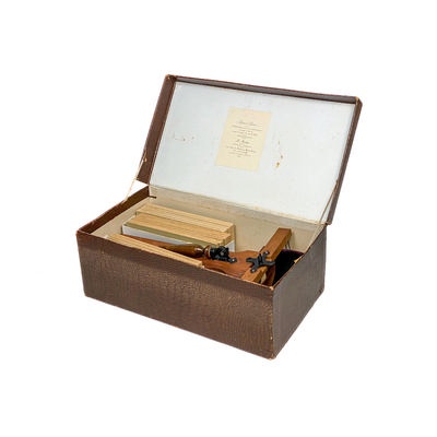 Boxed set of marriage stereo views 'Special Stéréo' and Holmes viewer; Maurice, A.; c. 1905; M-V004 Boxed set of marriage stereo views 'Special Stéréo' and Holmes viewer; Maurice, A.; c. 1905; M-V004