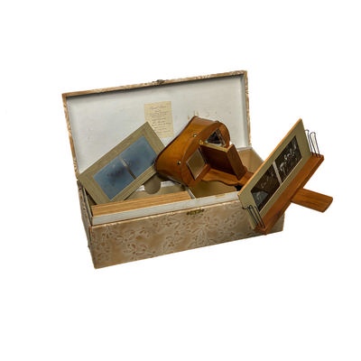 Boxed set of marriage stereo views 'Special Stéréo' and Holmes viewer; Maurice, A.; c. 1905; M-V003 Boxed set of marriage stereo views 'Special Stéréo' and Holmes viewer; Maurice, A.; c. 1905; M-V003