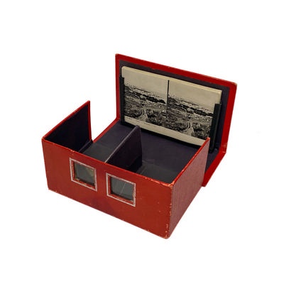 Foldable Stereoscope 'La Stéréo Carte' with picture set; c. 1910; M-SH122