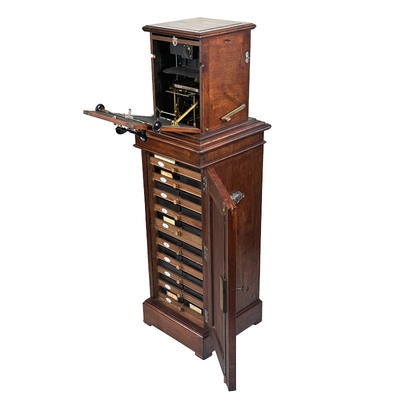 Tray-Stereoscope 'Le Taxiphote modèle optique' with Original storage cabinet; Richard, Jules; c. 1925; M-SF011