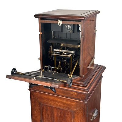 Tray-Stereoscope 'Le Taxiphote modèle optique' with Original storage cabinet; Richard, Jules; c. 1925; M-SF011