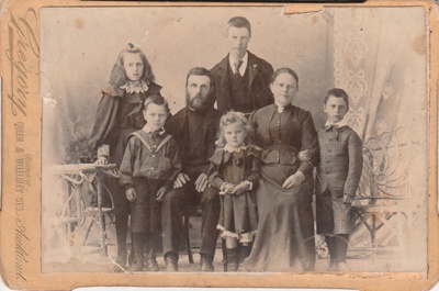 The Yeates family, parents and four children.; Gregory, Queen Street, Auckland; c1900; P2022.59.01