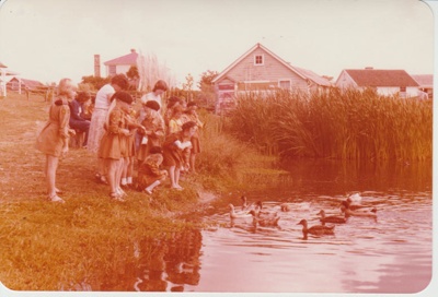 Brownie pack feeding ducks; La Roche, Alan; 1/04/1981; 2019.103.05
