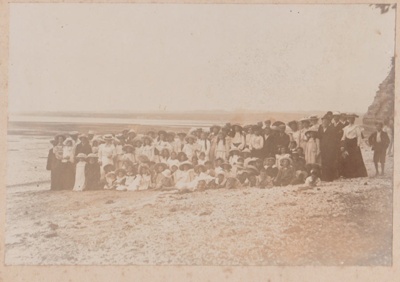 Howick School picnic at Cockle Bay, 1906; 1906; 2019.076.01