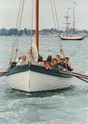 The November 1977 150th re-enactment of the Fencible and early settler landing at Cockle Bay. Photograph shows the 'settlers; arriving in a boat.; Eastern Courier; November 1977; P2021.93.02