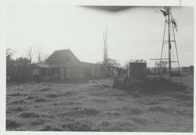 Old barn on Botany Road on Speechlay's Farm; La Roche, Alan; 1975-6; 2018.012.102