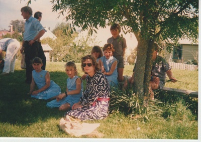 Cockle Bay School children and adults at the Howick Historical Village; 1980s; 2019.081.04