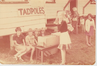 Mark, Phillip and Maria la Roche at a tadpole stand; La Roche, Alan; 28/05/1979; 2019.100.12