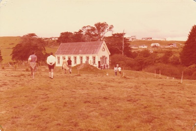 Visitors walking towards Pakuranga School at the Howick Historical Village, Open Day 7 April 1979. ; 7 April 1979; P2020.56.03