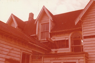 Puhi Nui, the McLaughlin Homestead, in Wiri, April 1981; Alan La Roche; April 1981; P2020.07.08