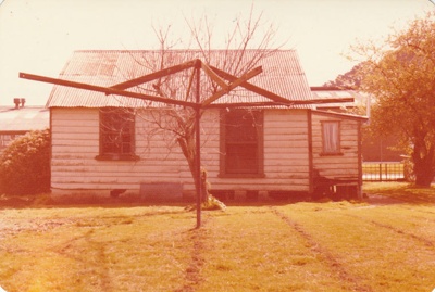 Carter Cottage (Fencible cottage) in Jellicoe Road, Panmure.; La Roche, Alan; September 1978; P2020.91.04