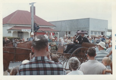 The crowd watching a man and woman in costume in a horse-drawn gig in the Howick Santa Parade, 30th November 1960.; Young, Heather; 30 November 1960; P2022.06.05