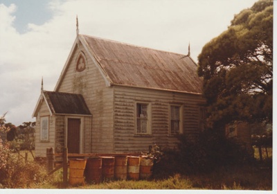 Methodist church in East Tamaki being removed.; La Roche, Alan; 1/02/1985; 2018.266.01