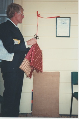 Alan la Roche unveiling the plaque at the opening of White's Homestead.; 16/03/1997; 2019.117.01