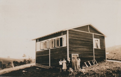 Harry and May Grubb's home at Cockle Bay; 1925; 2017.204.16
