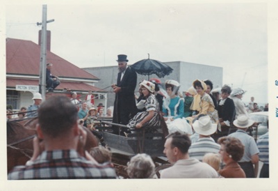 The crowd watching people in costume in a horse-drawn cart in the Howick Santa Parade, 30th November 1960.; Young, Heather; 30 November 1960; P2022.06.07