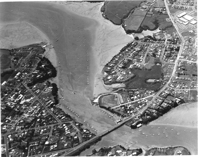Aerial view of Pakuranga Road and Panmure Bridge across the Tamaki River; Eastern Courier - Fairfax Media NZ Ltd; c. 1965; 3263