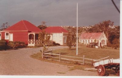 De Quincey's, Eckfords, and Johnson's cottages and Pakuranga School; 1/11/1983; 2019.108.04